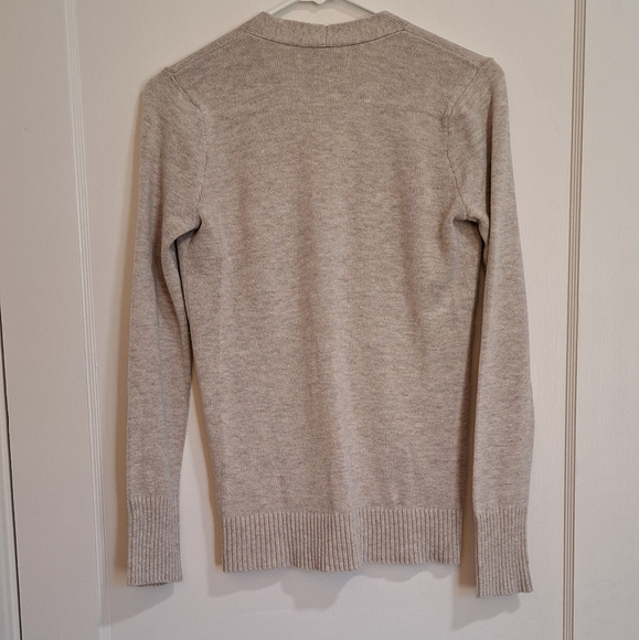 Hollister Women’s Beige Oatmeal XS V Neck Fitted Cardigan with Large Buttons - Picture 2 of 6